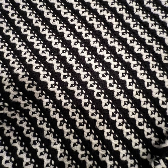 CHARTER CLUB BLACK & WHITE DESIGN SWEATER SIZE PETITE LARGE - Picture 6 of 8